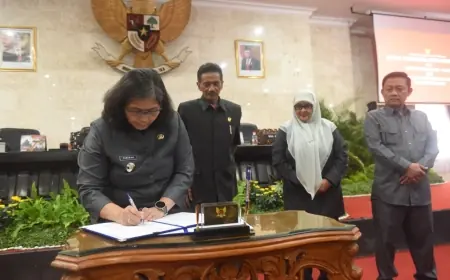 Pj Wali Kota Kediri dan Pimpinan DPRD Tanda Tangani Pesetujuan Raperda Tentang Perubahan APBD Tahun Anggaran 2024 Menjadi Perda