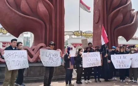 Aksi Kawal Putusan MK di Monumen Tugu Pahlawan Surabaya: Tuntut Hentikan Revisi UU Pilkada