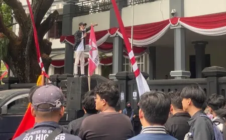 Malang Memanas! Ratusan Massa Aksi Geruduk DPRD Kota Malang Tolak Upaya DPR Kangkangi Keputusan MK tentang UU Pilkada