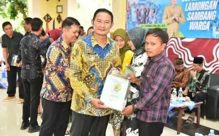 Bupati Lamongan Serahkan Ribuan Sertifikat PTSL dan Bebaskan  BPHTB
