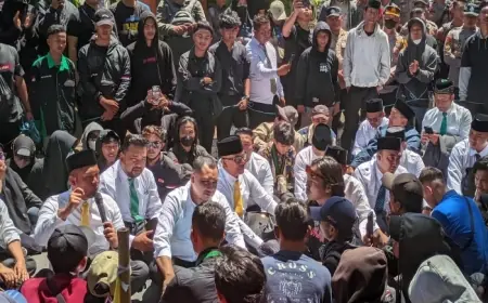 Demo Kawal Putusan MK, Anggota DPRD Kota Probolinggo Dibuat 'Ngemper' oleh Aliansi Mahasiswa