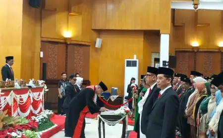 Pelantikan 50 Anggota DPRD Terpilih Langsung Disumpah Janji Jabatan Oleh Ketua PN Surabaya