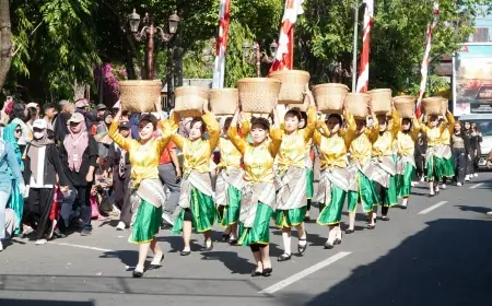Megkarnaval Lamongan Tampilkan Adat Busana Unik Kental Filosofi