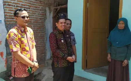Pj Bupati Bondowoso Serahkan 79 Unit RTLH