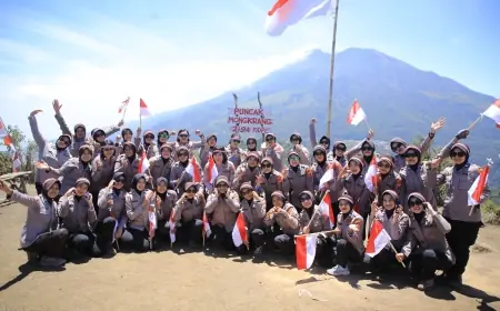 Polwan Polres Madiun Kibarkan Merah Putih dan Bendera Polwan di Puncak Bukit Mongkrang.