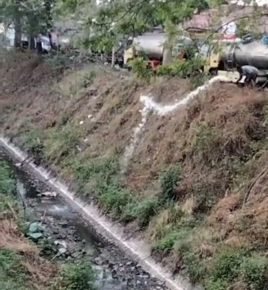 Geram Limbah Cemari Sungai, Warga Baujeng Prigen Datangkan Truk Tangki Air