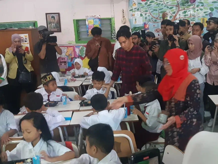 Wapres Terpilih Gibran Uji Coba Program Makan Siang Gratis di Surabaya