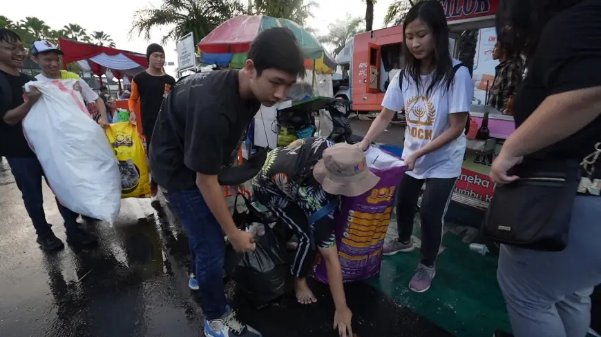 Puluhan Siswa Siswi di Jember Bersihkan Sampah Di Acara JFC Jember