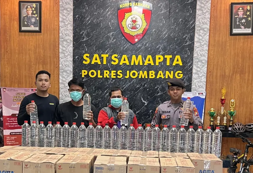 Polisi Gagalkan Pengiriman Ratusan Botol Miras Dari Purwokerto Di Tol Jombang - Mojokerto