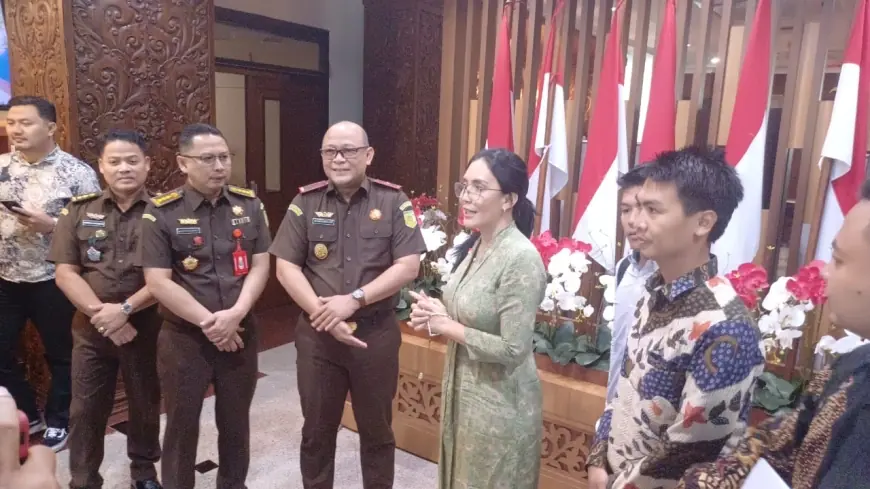 Vonis Bebas Ronald Tannur, Rieke Dyah Pitaloka Datangi Kejati Jatim Kawal Justice for Dini Sera Afriyanti