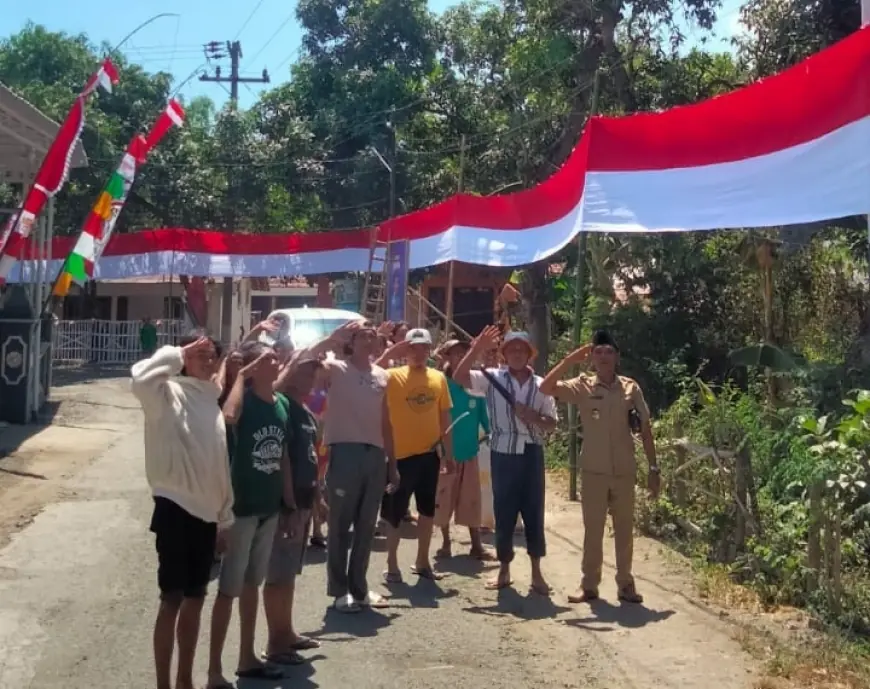 HUT RI ke-79, Warga Desa Bandilan Bondowoso Bentangkan Bendera Merah Putih 1.600 Meter