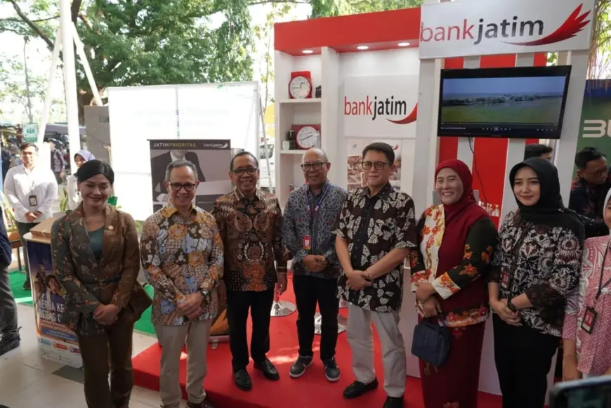 Bank Jatim Dukung Program EKI OJK Bagikan Fasilitas Tenda UMKM Desa di Bojonegoro