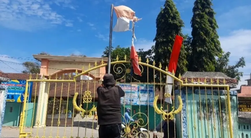 Aktifis Peduli Merah Putih Nganjuk Turunkan Bendera Lusuh dan Robek