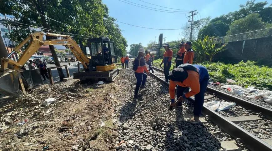 KAI Daop 8 Surabaya Sterilisasi Jalur Kereta Api untuk Tingkatkan Keamanan dan Kebersihan