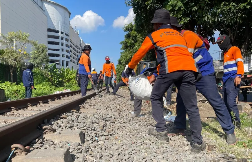 KAI Daop 8 Surabaya Sterilisasi Jalur Kereta Api untuk Tingkatkan Keamanan dan Kebersihan