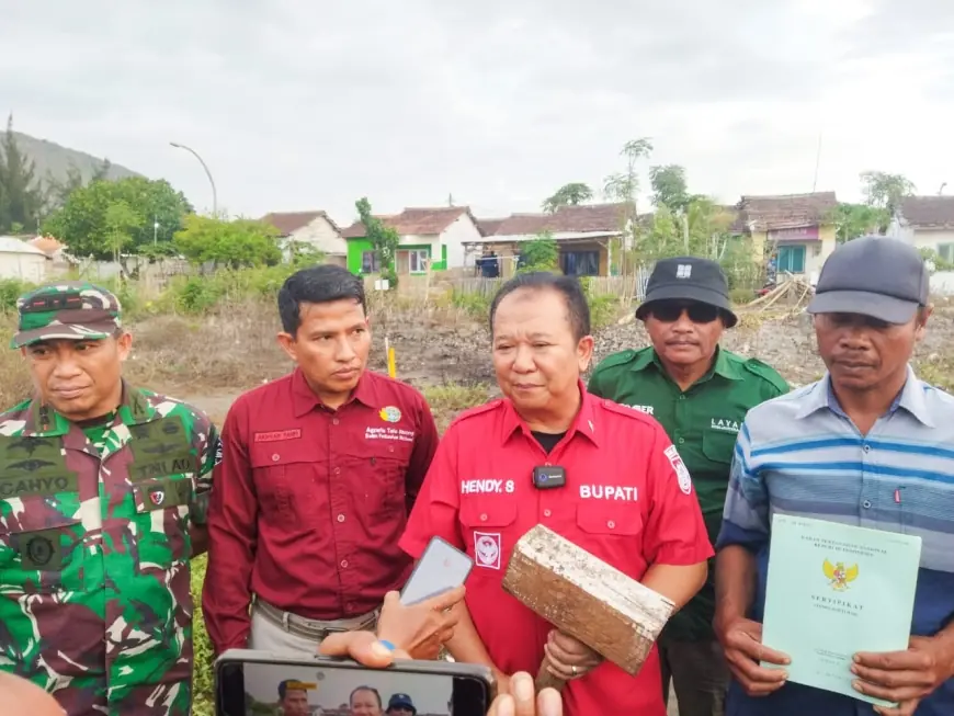 Bupati Jember Serahkan Sertifikat Perumahan Land Consolidation Kepada Warga Kampung Nelayan