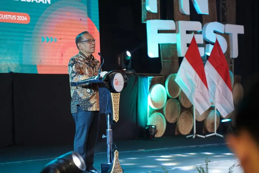 Mensesneg Pratikno, Dewan OJK, dan Pj Adriyanto Pukul Kentongan Kick Off EKI Di Dologede