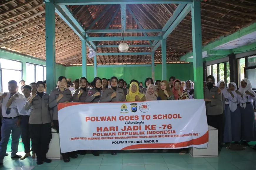 Polwan Goes to School Bawa Pesan Positif ke SMK WIjaya Kusuma Madiun