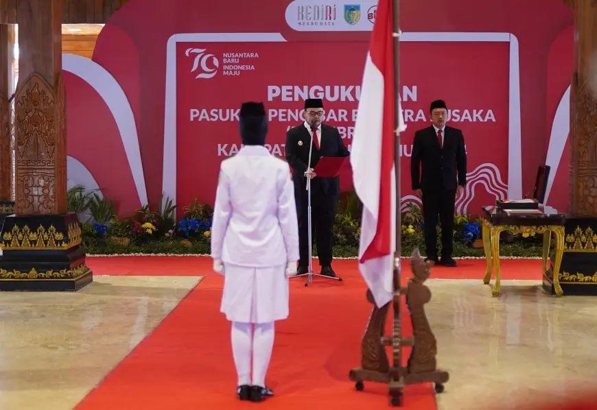 Mas Dhito Kukuhkan 75 Anggota Paskibraka Kabupaten Kediri 2024