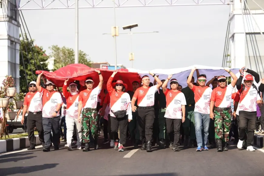 Pj Wali Kota Kediri Ikuti Kirab Bendera Merah Putih Raksasa