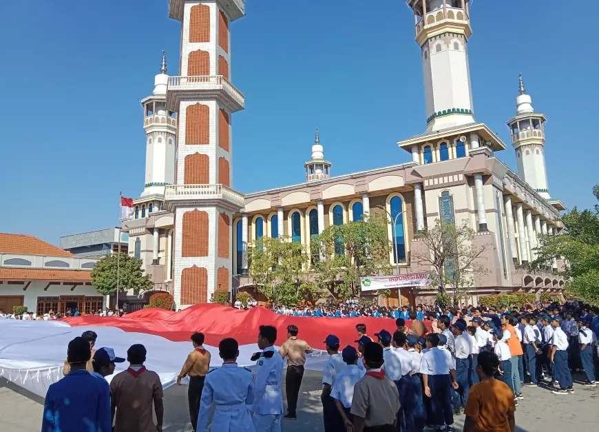 Sebanyak 79 Santri Ponpes Gadingmangu Jombang Bentangkan Bendera Merah Putih Raksasa