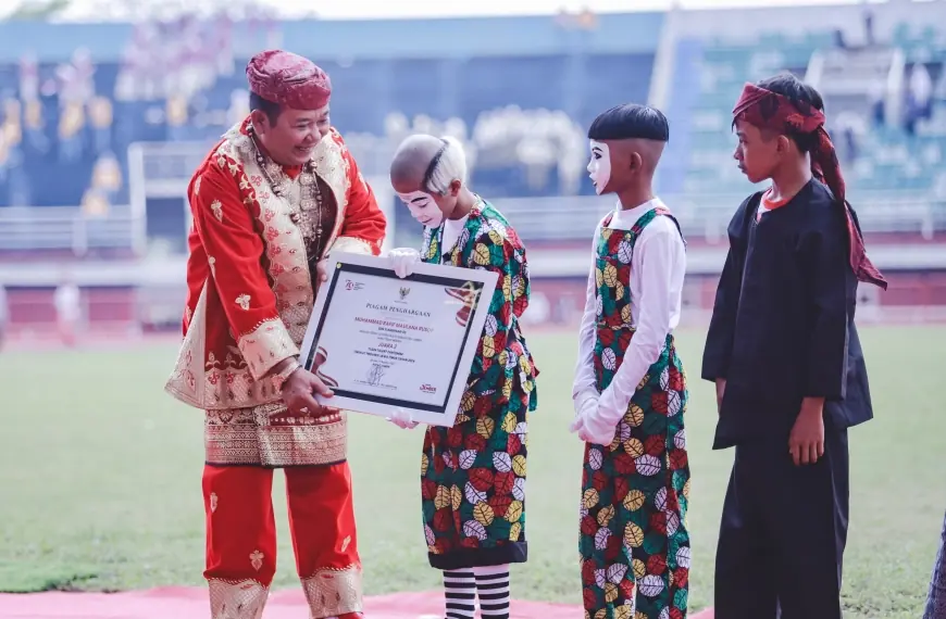 Kenakan Pakaian Adat Sumatera Barat, Bupati Jember Pimpin Upacara Pengibaran Bendera