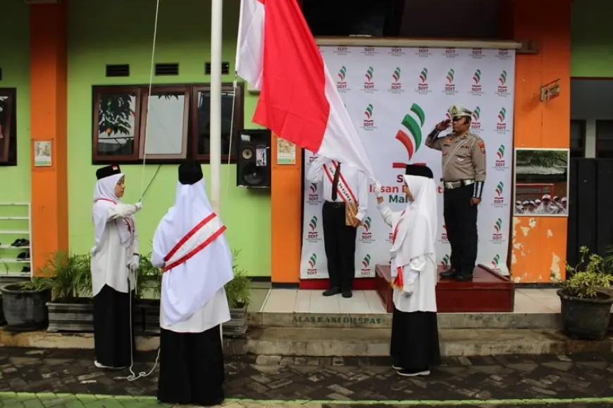 Tanamkan Kedisiplinan, SDIT Insan Permata Gelar Upacara 17 Agustus Irupnya Polisi