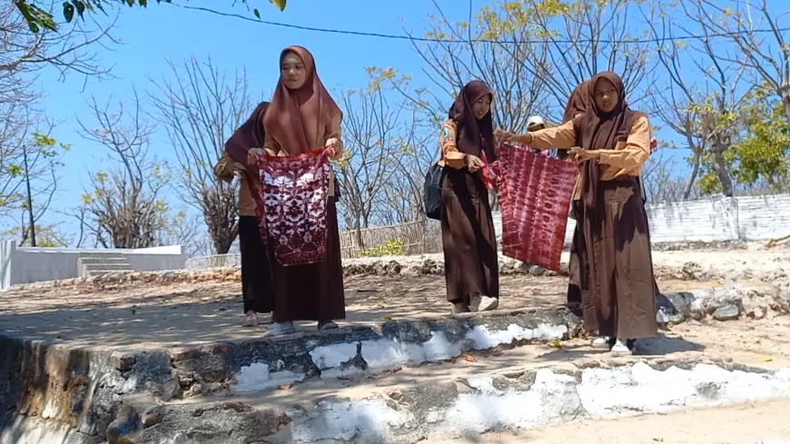 Semangat Kemerdekaan RI, Pemuda Pulau Gili Ketapang Membatik Merah Putih