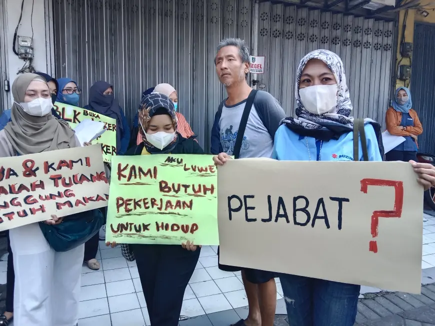 Dapat Penyegelan Tempat Kerja, Puluhan Karyawan Di Jombang Unjuk Rasa