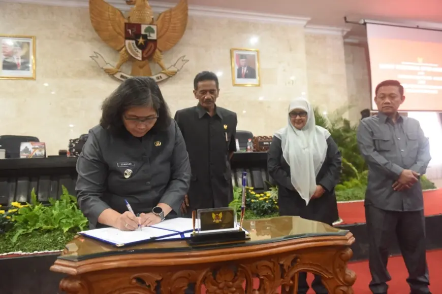 Pj Wali Kota Kediri dan Pimpinan DPRD Tanda Tangani Pesetujuan Raperda Tentang Perubahan APBD Tahun Anggaran 2024 Menjadi Perda