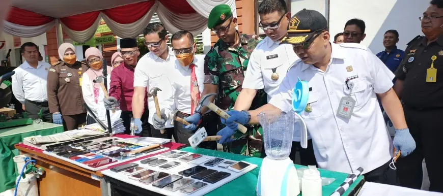 Kejari Sidoarjo Eksekusi Pemusnahan Barang Bukti dari 291 Perkara Pidana Ringan Hingga Khusus