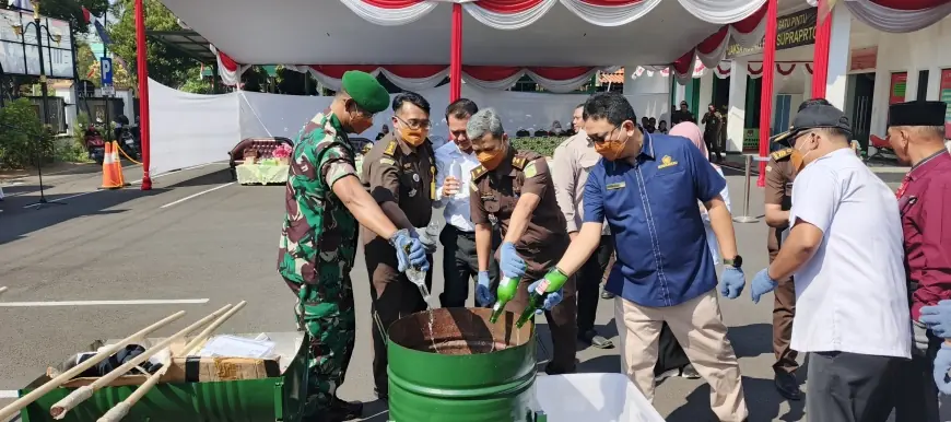 Kejari Sidoarjo Eksekusi Pemusnahan Barang Bukti dari 291 Perkara Pidana Ringan Hingga Khusus