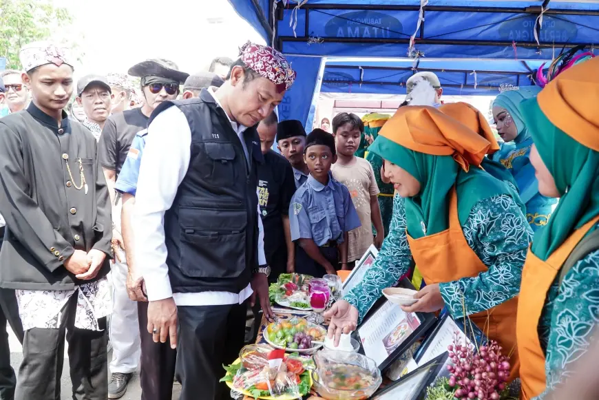 Warga Pesisir Laut Utara  Lamongan Gelar  Festival Gandrung Rajungan