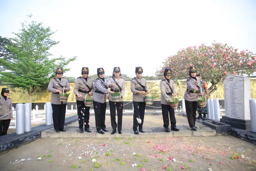 Polwan Polres Madiun Laksanakan Ziarah Rombongan di TMP Peringati HUT ke-76 Polwan RI