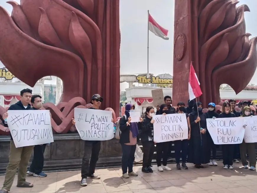 Aksi Kawal Putusan MK di Monumen Tugu Pahlawan Surabaya: Tuntut Hentikan Revisi UU Pilkada