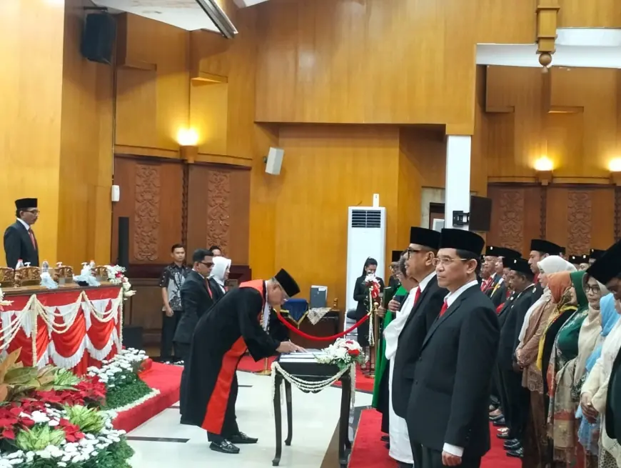 Pelantikan 50 Anggota DPRD Terpilih Langsung Disumpah Janji Jabatan Oleh Ketua PN Surabaya