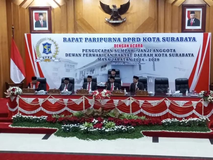 Pelantikan 50 Anggota DPRD Terpilih Langsung Disumpah Janji Jabatan Oleh Ketua PN Surabaya