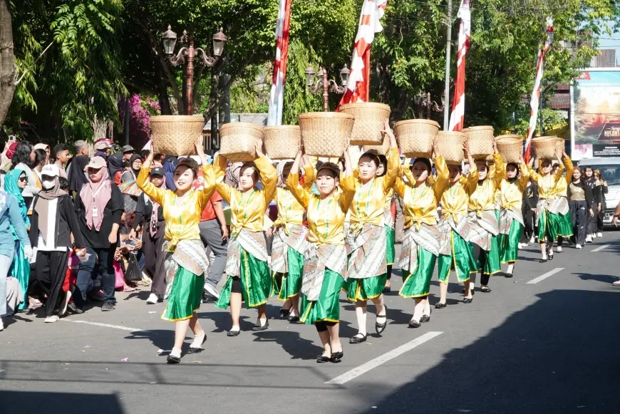 Megkarnaval Lamongan Tampilkan Adat Busana Unik Kental Filosofi