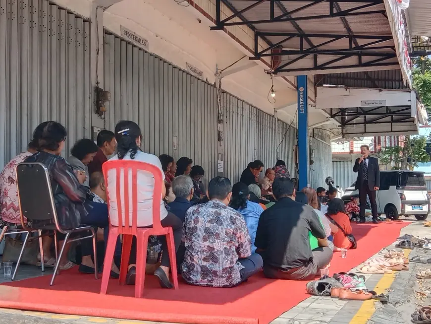 Buntut Penyegelan Gereja di Jombang, Jemaat Ibadah di Teras Ruko