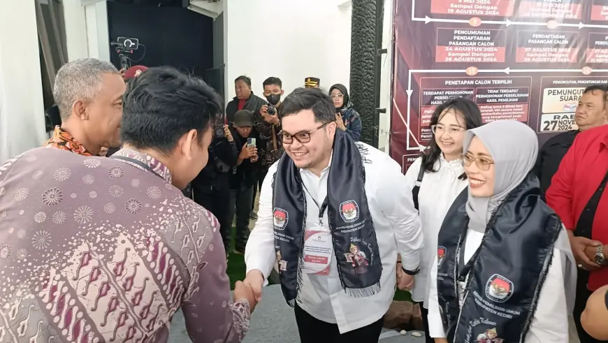 Pasangan Dhito-Dewi Mendaftar ke KPU Kabupaten Kediri di Hari Pertama