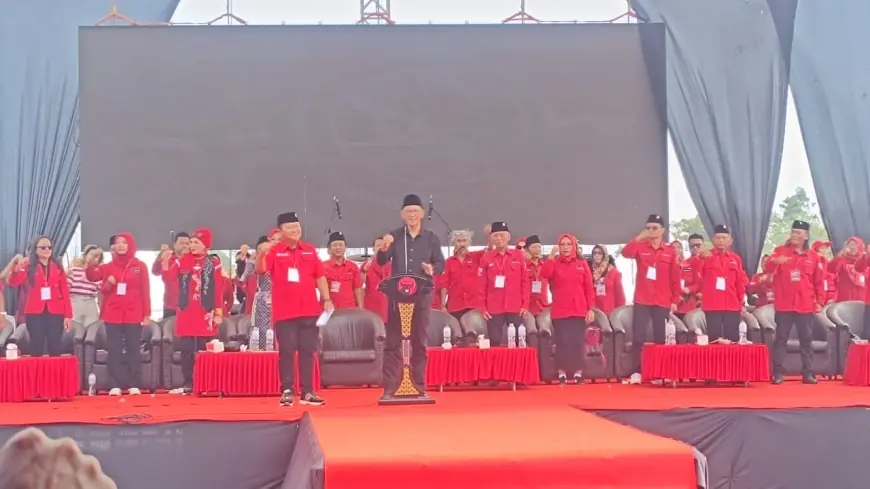 Deklarasi PDIP Usung Hendy-Firjaun Pada Pilkada Jember di Hadapan Ribuan Massa