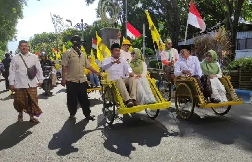 Naik Becak, Fernanda-Gus Zabut Diantar Santri dan Kyai Daftar ke KPU