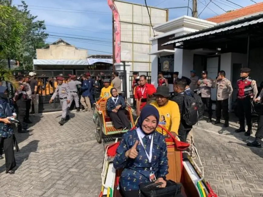 Daftar Pilkada Nganjuk, Ita Triwibawati - Zuli Rantauwati Naik Becak ke KPU