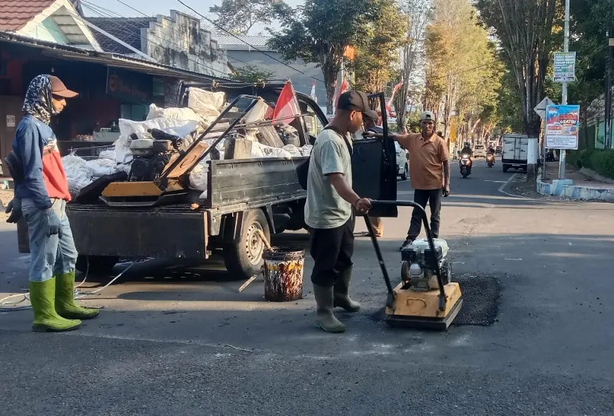 Dinas BSBK Perbaiki Jalan Berlubang di Wilayah Perkotaan Bondowoso