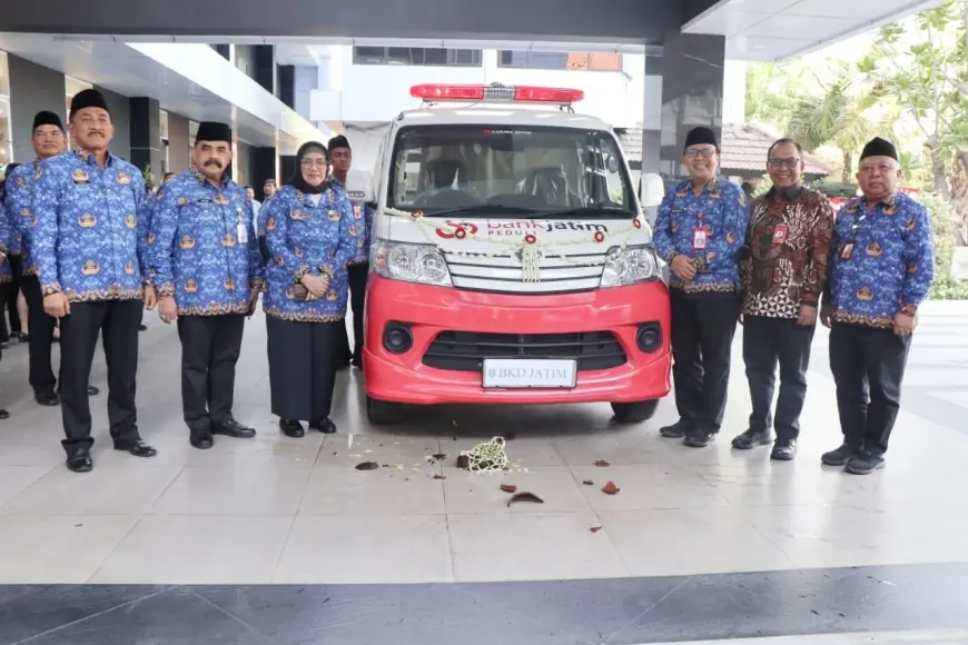 Bank Jatim Serahkan CSR Bantuan Satu Unit Mobil Ambulance Kesehatan ke BKD Jawa Timur