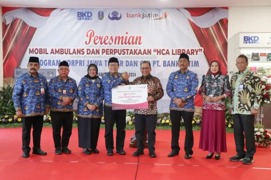 Bank Jatim Serahkan CSR Bantuan Satu Unit Mobil Ambulance Kesehatan ke BKD Jawa Timur