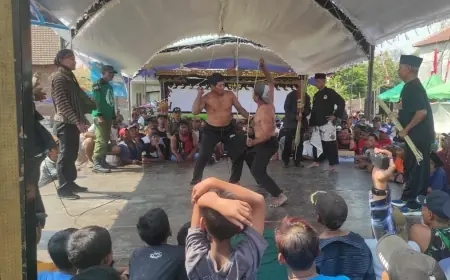 Unik, Warga Di Jombang Saling Cambuk Lestarikan Budaya Leluhur