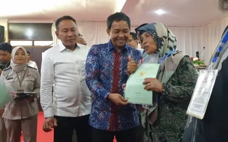 Wamen ATR Serahkan Ribuan Sertifikat, Cegah Konflik Perebutan Tanah