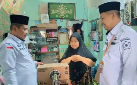 Janda Kurang Mampu Dapat Bantuan Mesin Jahit Dari Kemenag Bojonegoro