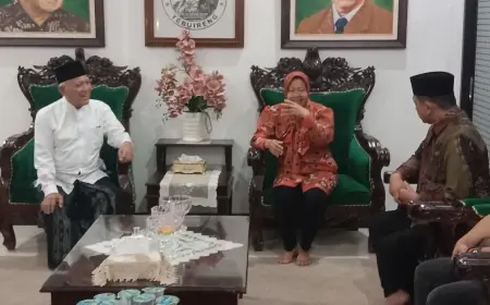 Mensos Risma Bertandang ke Tebuireng Jombang Berjumpa Gus Kikin